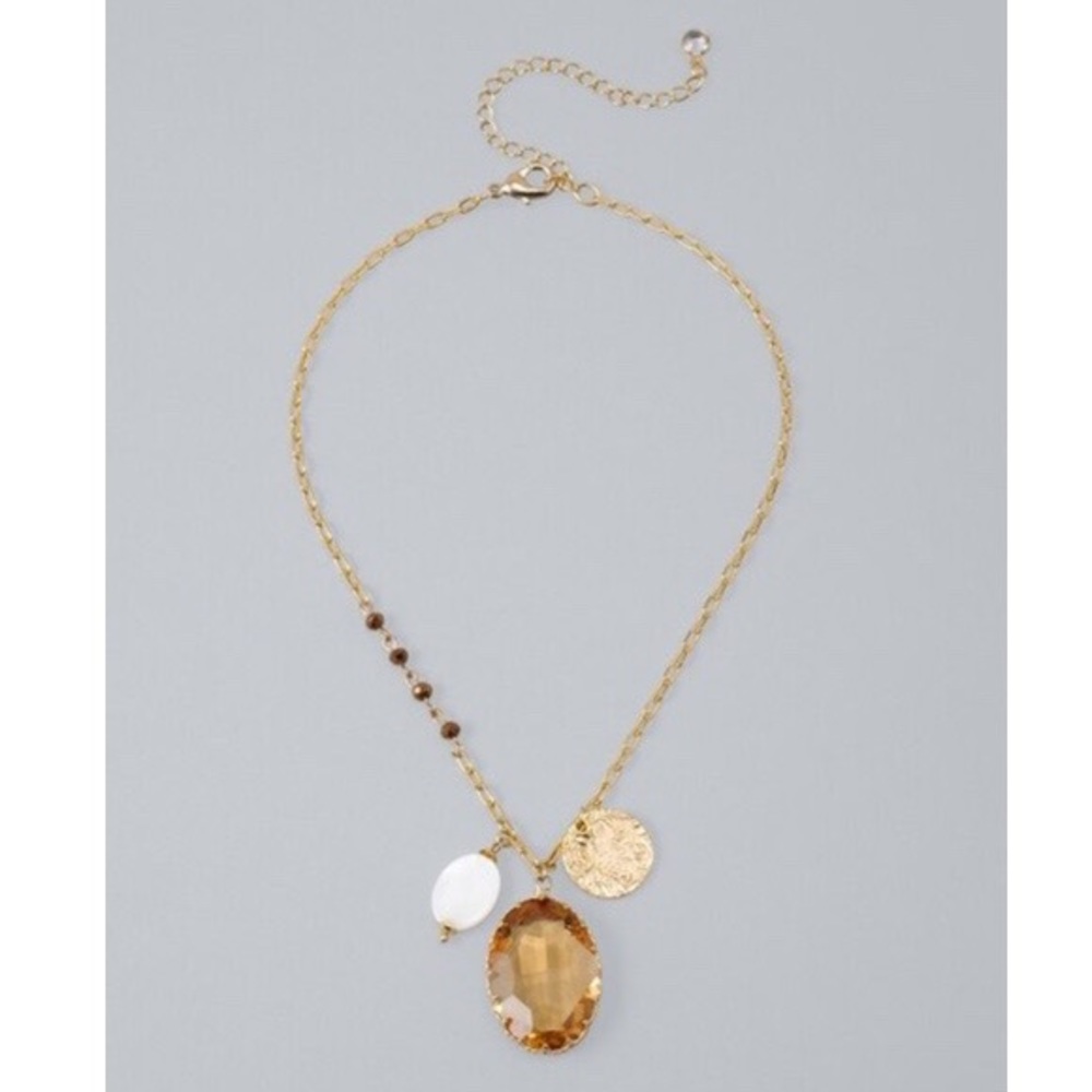 CHARM PENDANT NECKLACE WITH MOTHER-OF-PEARL
